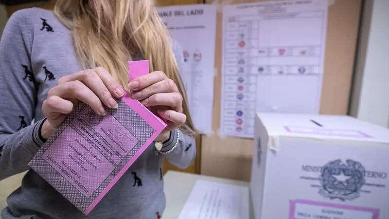 Un momento delle votazioni di domenica 4 marzo - Foto Ansa/Angelo Carconi