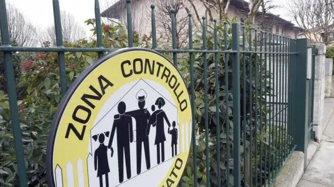 Un cartello che indica la zona di controllo del vicinato - Foto © www.giornaledibrescia.it