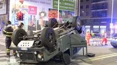 La Land Rover ribaltata nello schianto (Foto Neg)