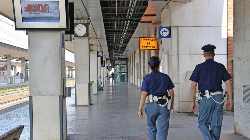 Agenti della Polfer in stazione  © www.giornaledibrescia.it