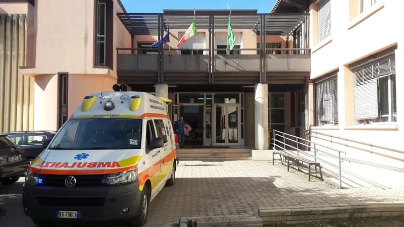 Un'ambulanza fuori dall'istituto Perlasca di Vobarno - © www.giornaledibrescia.it