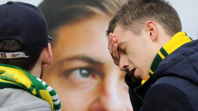 Tifosi in lacrime per Emiliano Sala - Foto Ansa EPA/EDDY LEMAISTRE