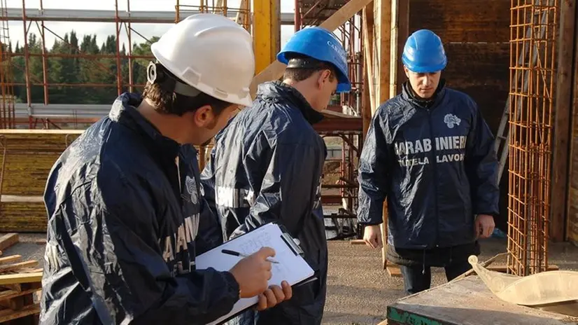 I carabinieri del Nil impegnati nelle verifiche in cantiere © www.giornaledibrescia.it