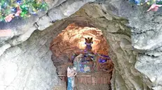 La scena del Bambino nascente, allestita in una grotta nella Valle di Mompiano -   Foto Pierre Putelli/Neg © www.giornaledibrescia.it