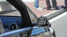 Nell'immagine d'archivio, un'auto con lo specchietto rotto - Foto © www.giornaledibrescia.it