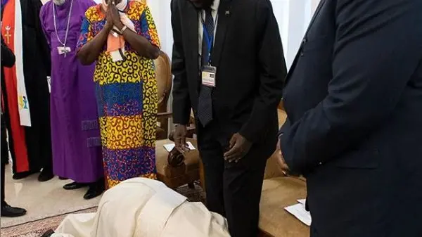 Il papa Francesco bacia i piedi dei rappresentanti del Sudan - Foto Afp