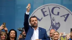 Matteo Salvini con il rosario in mano - Foto Matteo Bazzi/Ansa © www.giornaledibrescia.it
