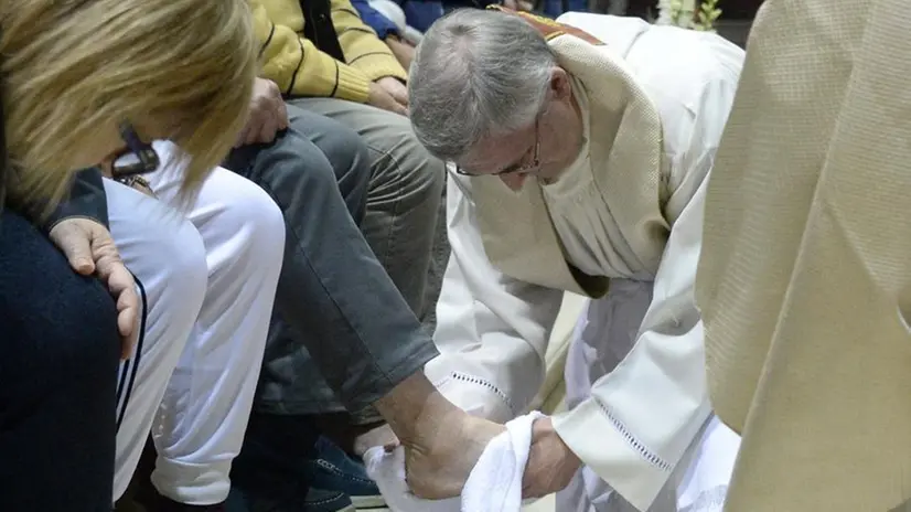 «In Coena Domini». Lavanda dei piedi a  ospiti e operatori della San Vincenzo