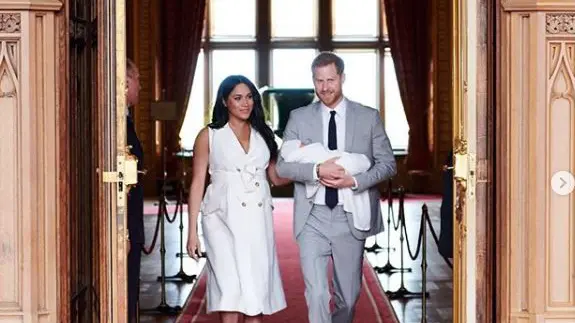 Harry e Meghan con il royal baby - Foto tratta dal profilo Instagram @sussexroyal