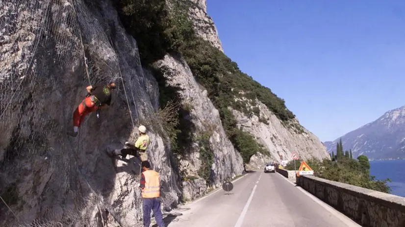 I lavori su un tratto di Gardesana - Foto © www.giornaledibrescia.it