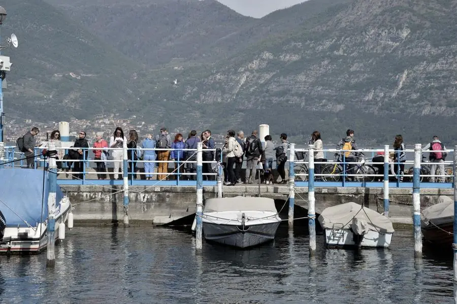 Turisti in partenza per Montisola