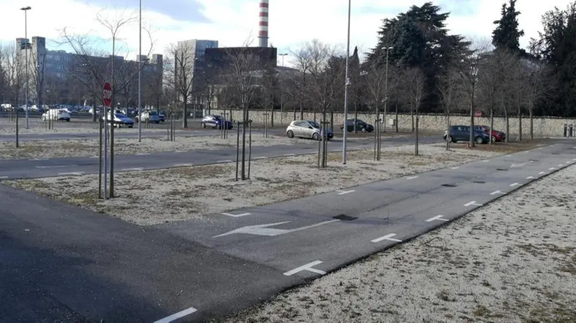 Semideserto: il parcheggio a pagamento riservato agli studenti rimane praticamente vuoto - Foto © www.giornaledibrescia.it