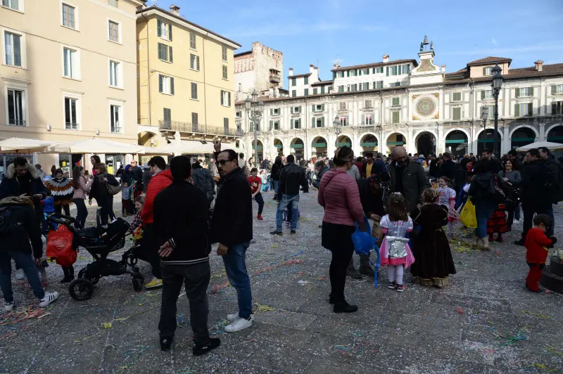 Il carnevale in piazza Loggia a Brescia