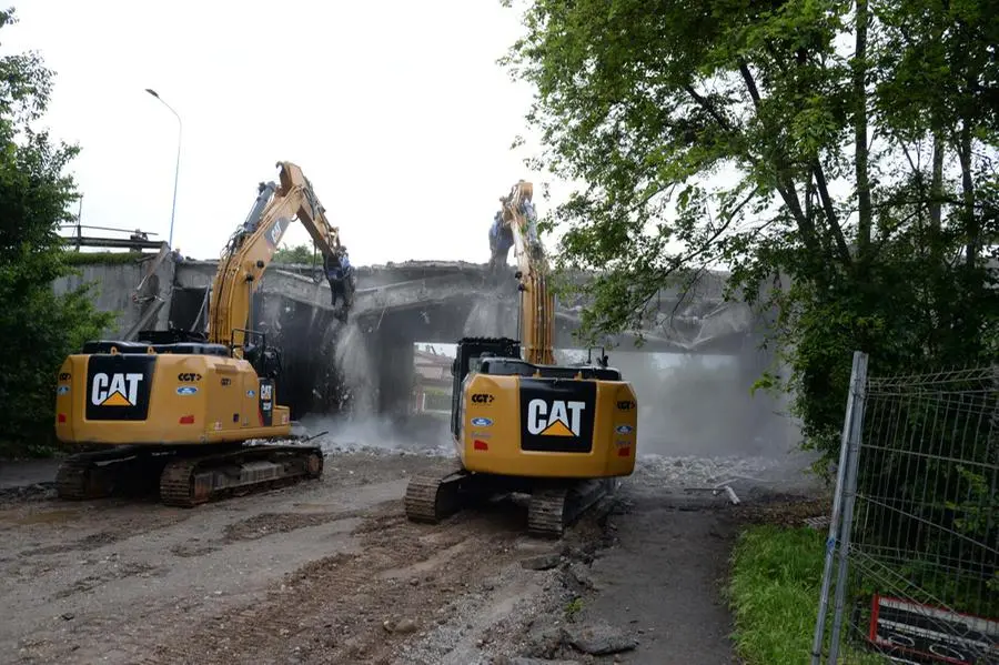 La demolizione del ponte di via Ghislandi