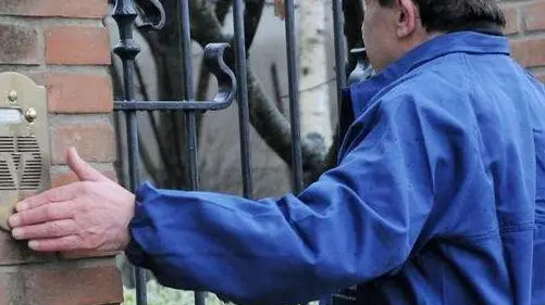 In una foto d’archivio un truffatore in azione - Foto di archivio