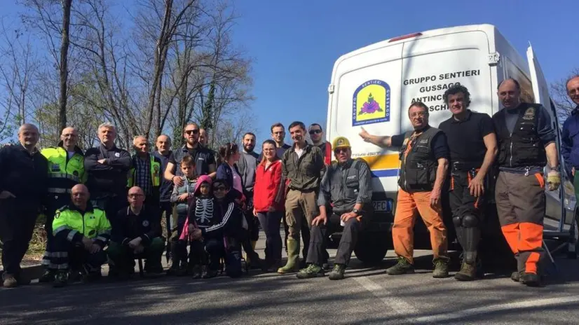I volontari al lavoro nel torrente «La canale» © www.giornaledibrescia.it