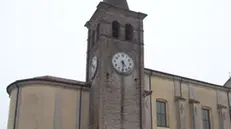 Il campanile con la caratteristica cuspide conica