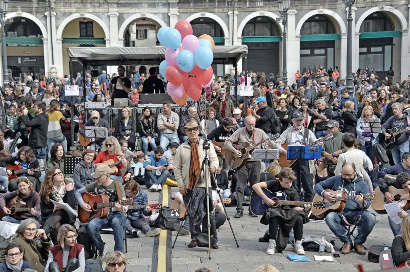 Mille chitarre in piazza Loggia