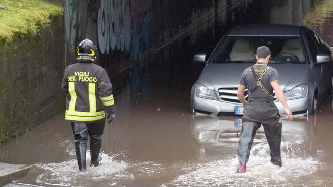 Bloccata. Un’auto rimasta ferma  nel sottopasso che porta al centro commerciale // FOTO NEG MARCO ORTOGNI