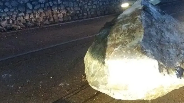 Masso sulla carreggiata, strada chiusa tra Tavernole e Predore - Foto Eco di Bergamo