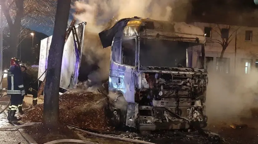 Rogo. Il camion dato alle fiamme a Vestone © www.giornaledibrescia.it