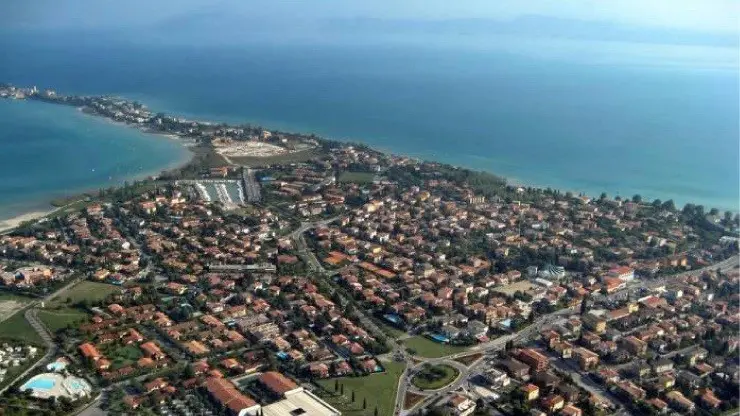 Una veduta panoramica della penisola cara a Catullo