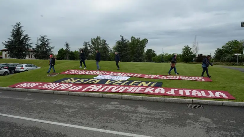 La protesta degli ambientalisti durante l'assemblea di A2A
