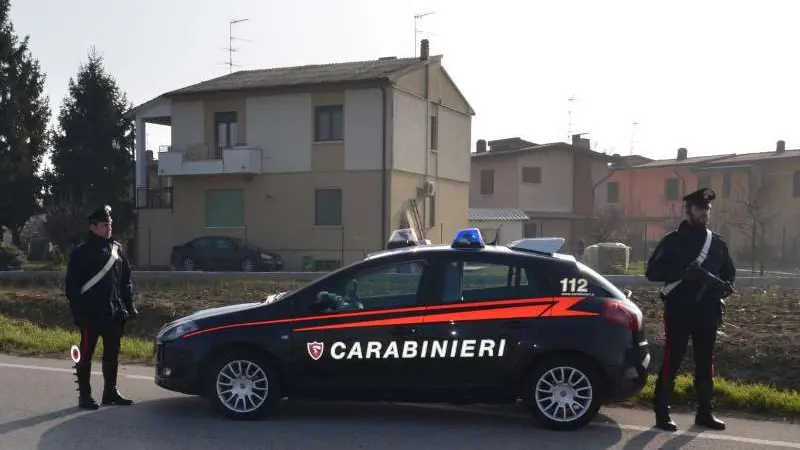 Una pattuglia di carabinieri durante un controllo - © www.giornaledibrescia.it