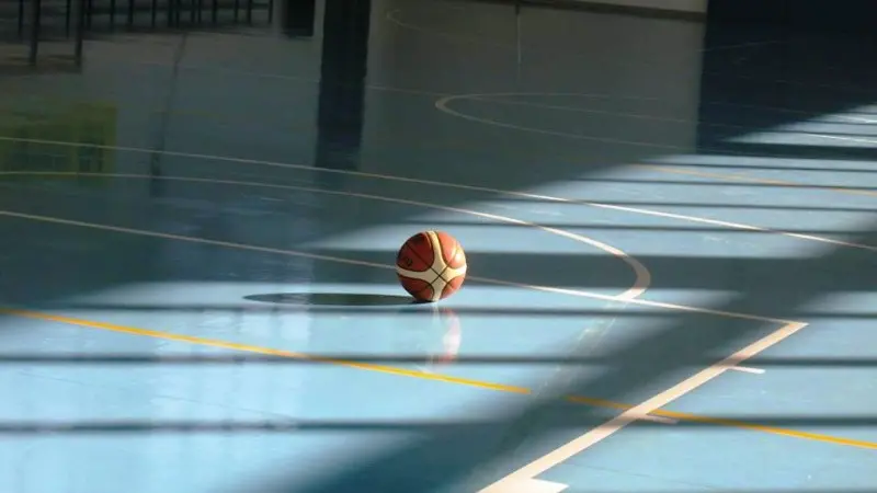 Campo da basket vuoto (archivio) -  © www.giornaledibrescia.it