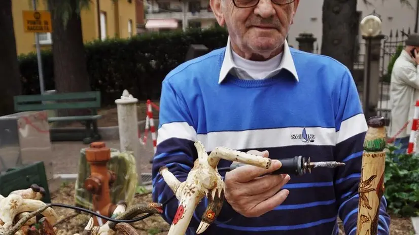 Peter (Andrea Sigala) di Erbanno con i suoi bastoni - Foto © www.giornaledibrescia.it