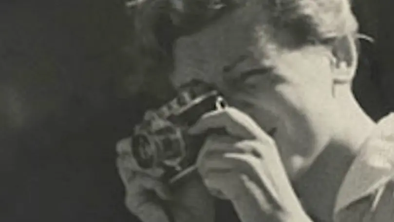 «La ragazza con la Leica». Gerda Taro in uno scatto del 1937 di autore anonimo