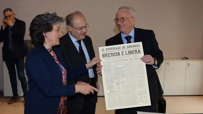 Da sinistra, il direttore Nunzia Vallini, il presidente dell'Editoriale Brescia Pierpaolo Camadini e il prefetto Attilio Visconti - Foto Neg © www.giornaledibrescia.it