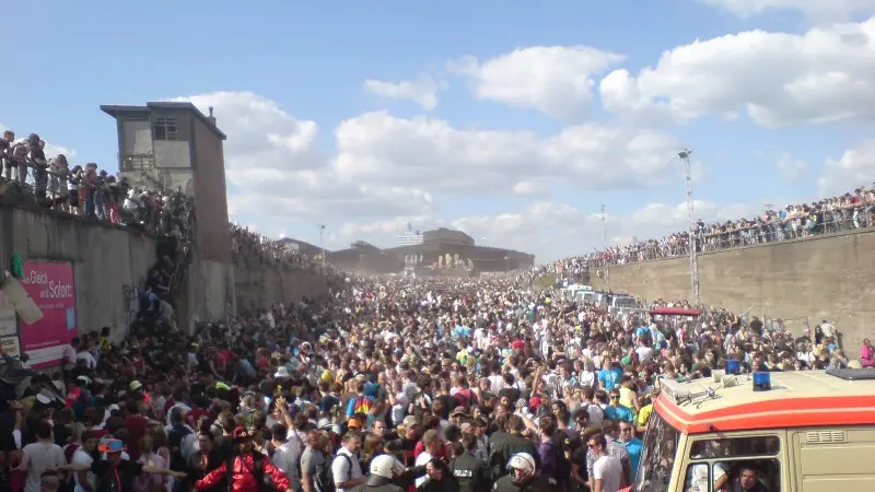 La massa di persone alla Loveparade del 2010