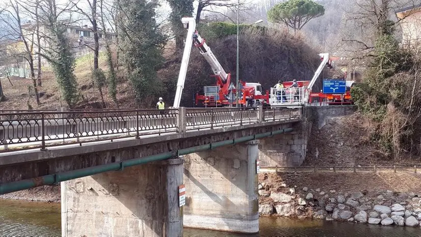 Piattaforme telescopiche per controllare il ponte di Idro © www.giornaledibrescia.it