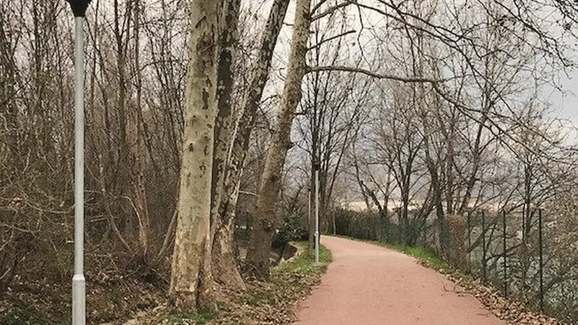 La pista ciclopedonale danneggiata dai vandali