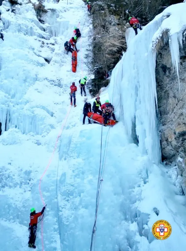 Cascate di ghiaccio, simulazione di intervento per il Soccorso Alpino