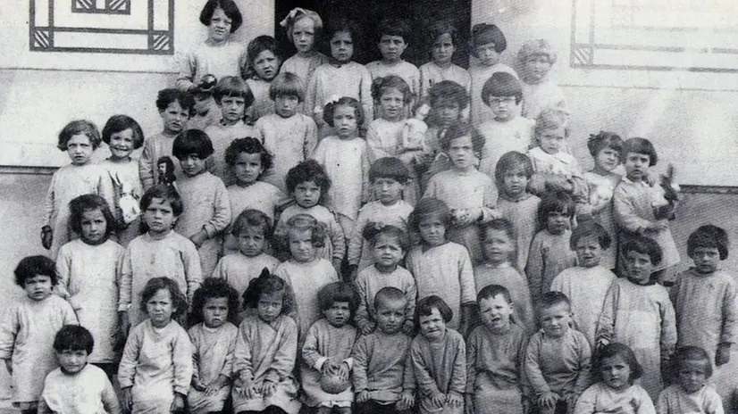 Tante foto. I bambini dell’asilo nel 1934 in uno scatto esposto in mostra - © www.giornaledibrescia.it