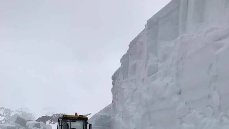 Passo Gavia: un muro di neve alto in alcuni punti fino a 10 metri - © www.giornaledibrescia.it