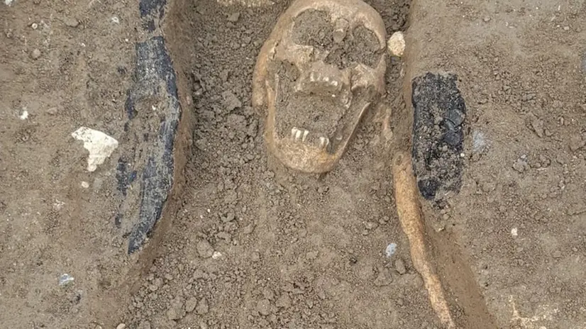 Lo scheletro ritrovato nel castello di Breno © www.giornaledibrescia.it