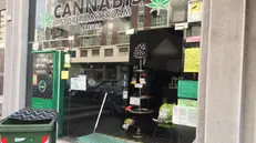 La vetrina infranta al Cannabis Store - Foto © www.giornaledibrescia.it