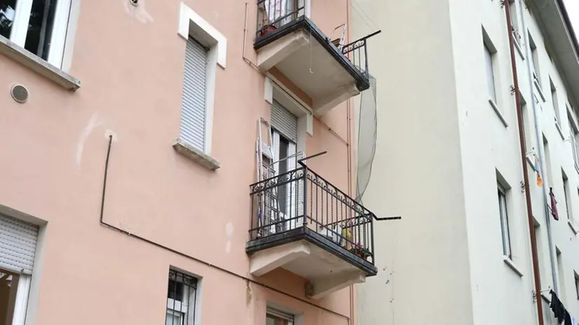 Il balcone dal quale è caduto l'uomo © www.giornaledibrescia.it