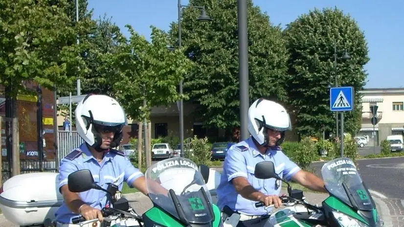 Due agenti di Polizia locale - © www.giornaledibrescia.it