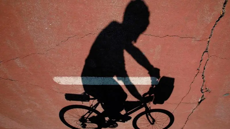 L'ombra di un ciclista su una ciclabile (archivio) - © www.giornaledibrescia.it
