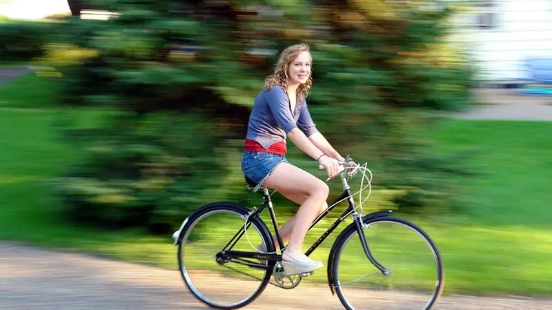 Una ciclista in sella (archivio) - © www.giornaledibrescia.it