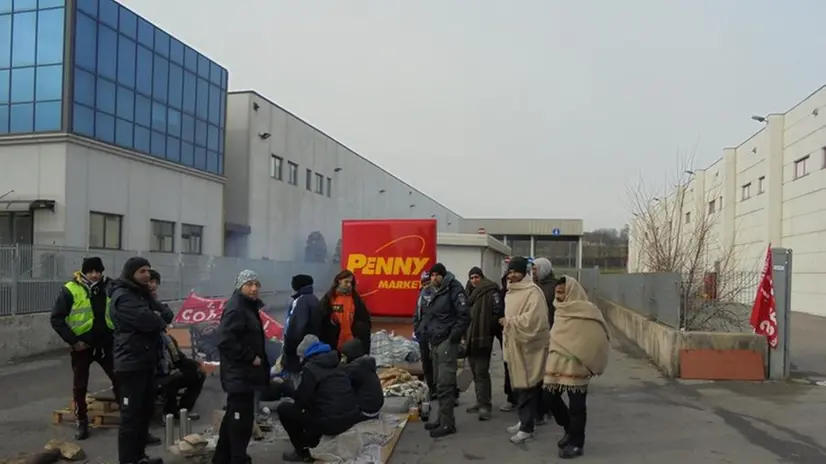 La protesta davanti al Penny Market del 2015 -  © www.giornaledibrescia.it