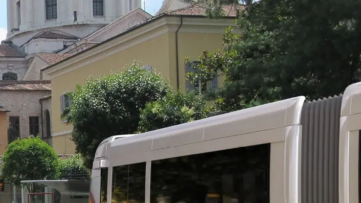 Un rendering progettuale mostra come potrebbe apparire il passaggio del tram in via Mazzini © www.giornaledibrescia.it