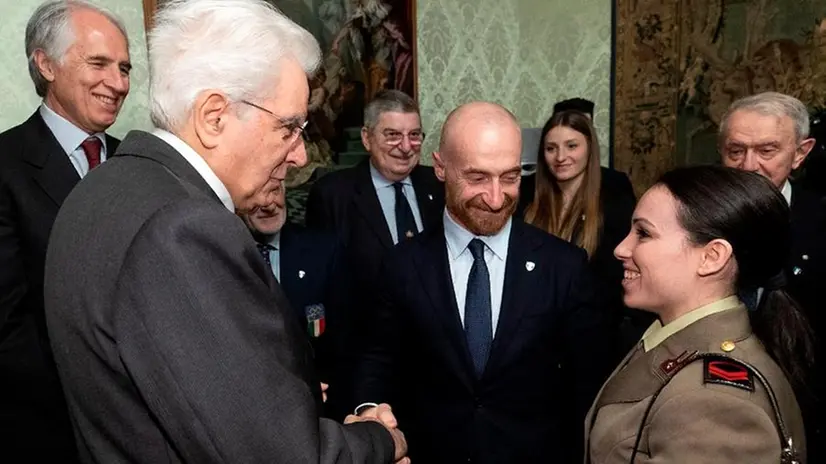 Sergio Mattarella stringe la mano a un'emozionata Vanessa Ferrari