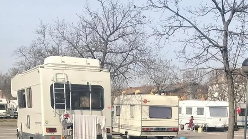 In via Di Vittorio. Il campo nomadi per giorni nel centro del paese