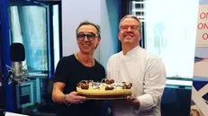 Una torta speciale, quella di Knam, per l'addio di Albertino a radio Deejay - Foto tratta da Fb