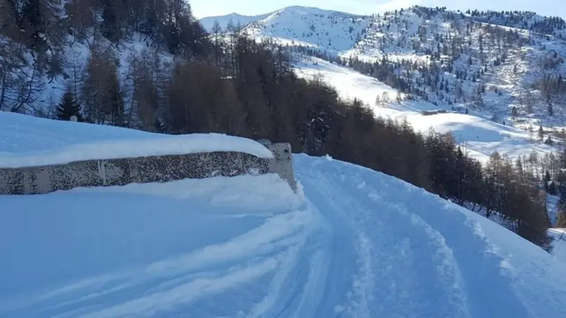 I segni delle motoslitte sulla strada innevata © www.giornaledibrescia.it